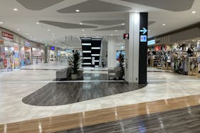 【イオンモール新利府】3階 モール東エスカレーター前