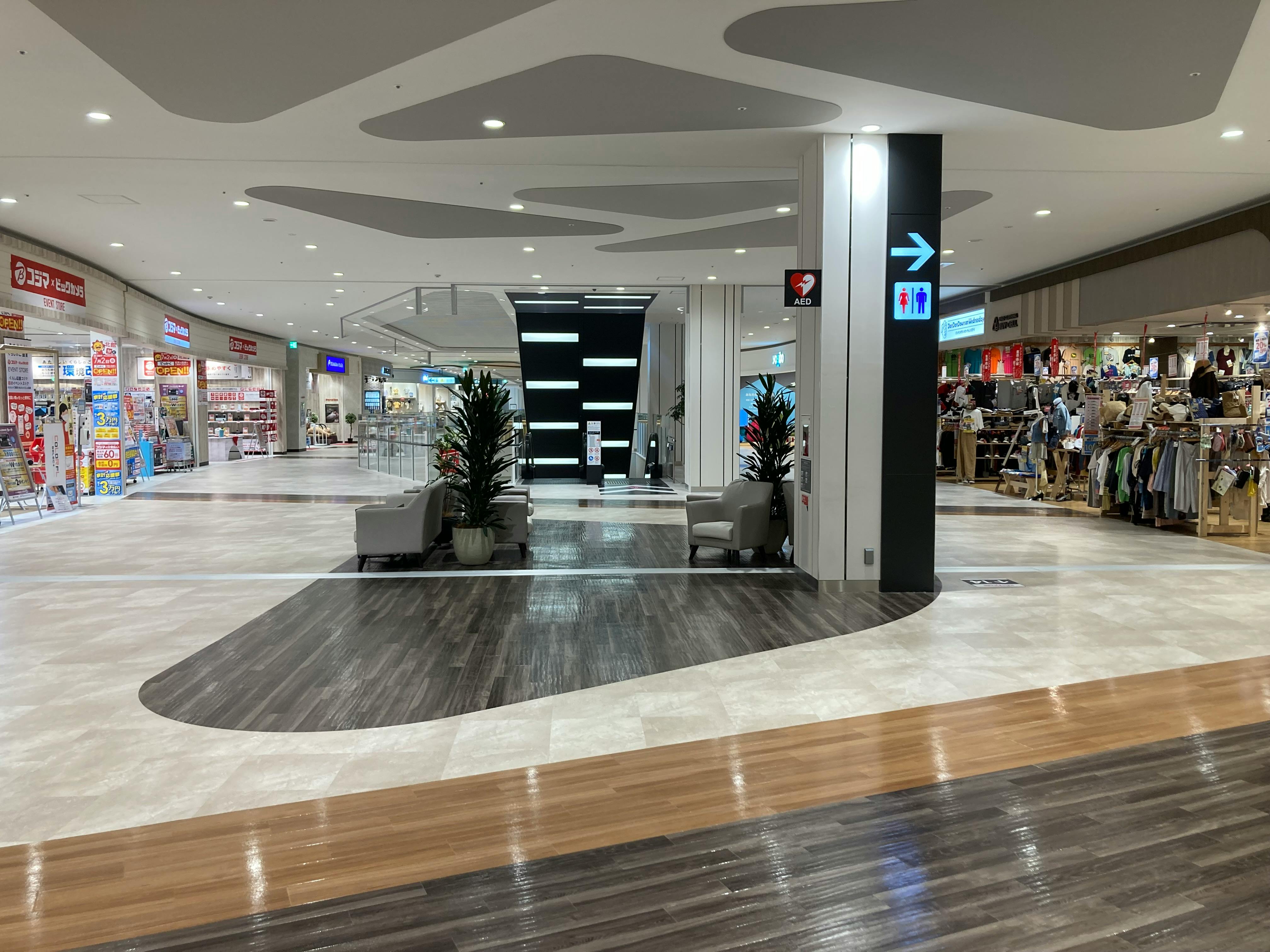 【イオンモール新利府】３階 モール東エスカレーター前