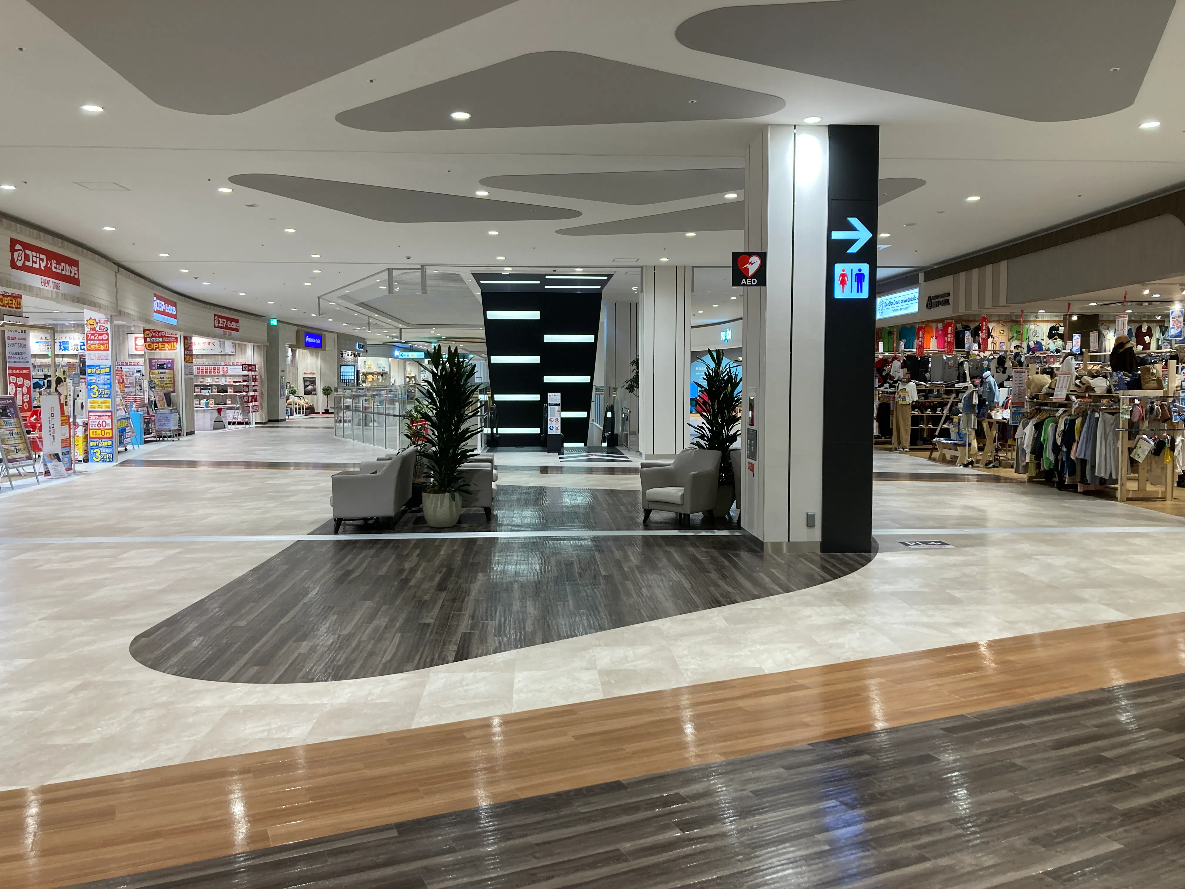 【イオンモール新利府】３階 モール東エスカレーター前