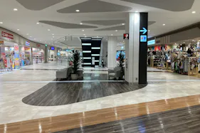 【イオンモール新利府】3階 モール東エスカレーター前