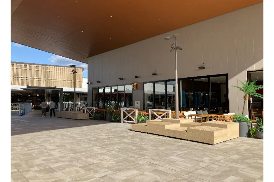 【三井アウトレットパーク 岡崎】大屋根テラス北エリア