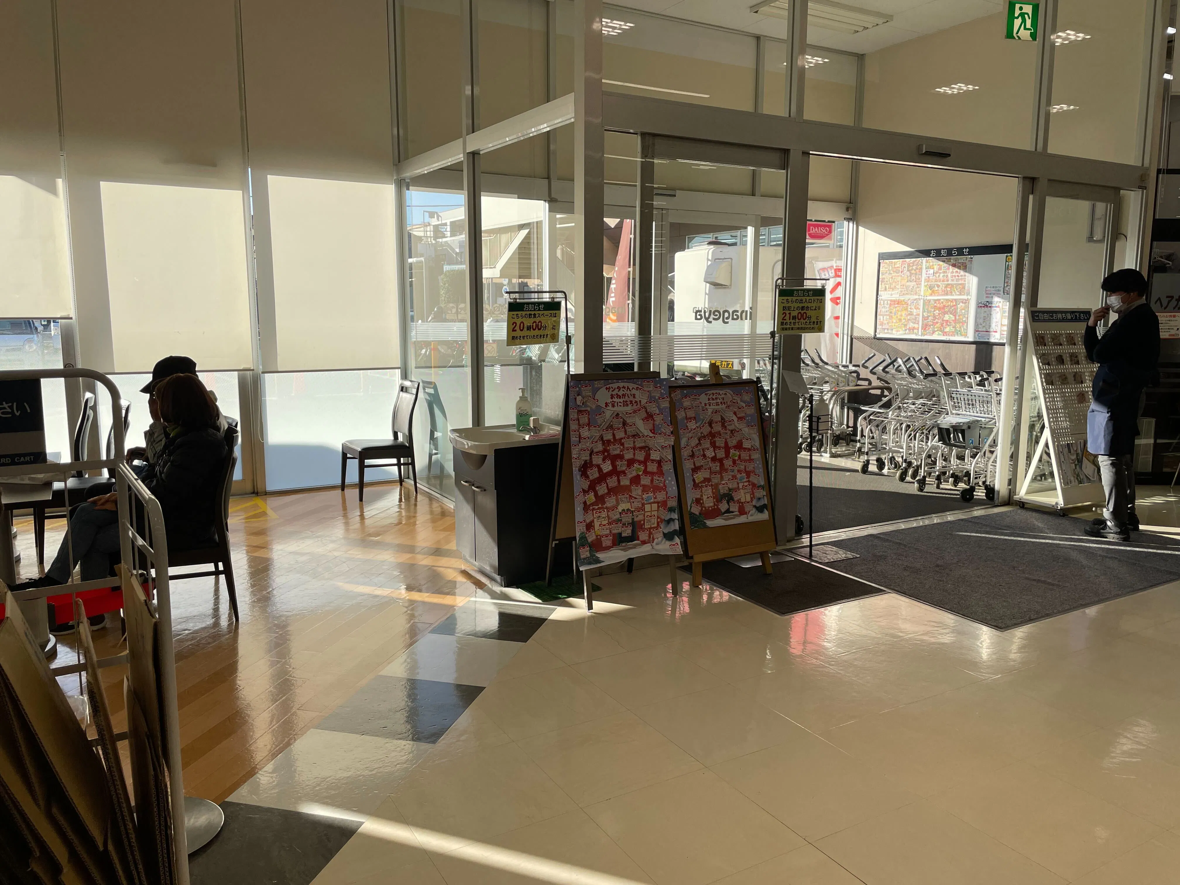 【いなげや大泉学園店】各種プロモーションイベントに最適なスーパーマーケットの店内くつろぎスペース