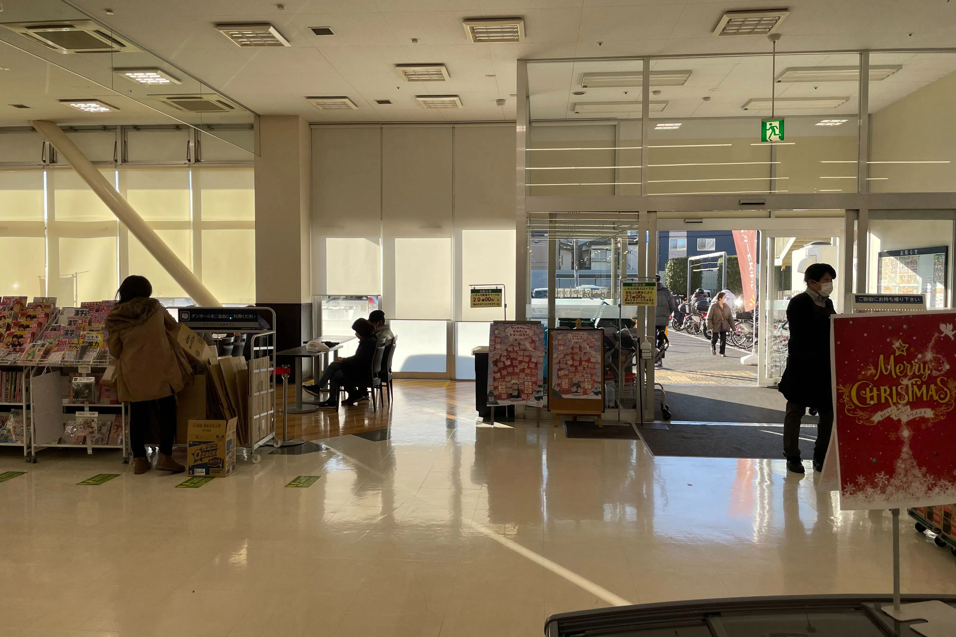 【いなげや大泉学園店】各種プロモーションイベントに最適なスーパーマーケットの店内くつろぎスペース