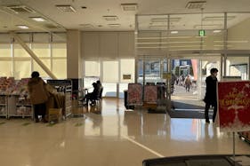 【いなげや大泉学園店】各種プロモーションイベントに最適なスーパーマーケットの店内くつろぎスペース