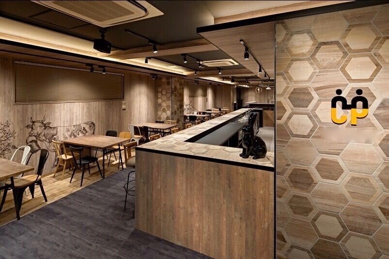 【岩本町駅2分】ワークショップやオフサイトミーティングに利用できる木目調のスペースのメイン画像