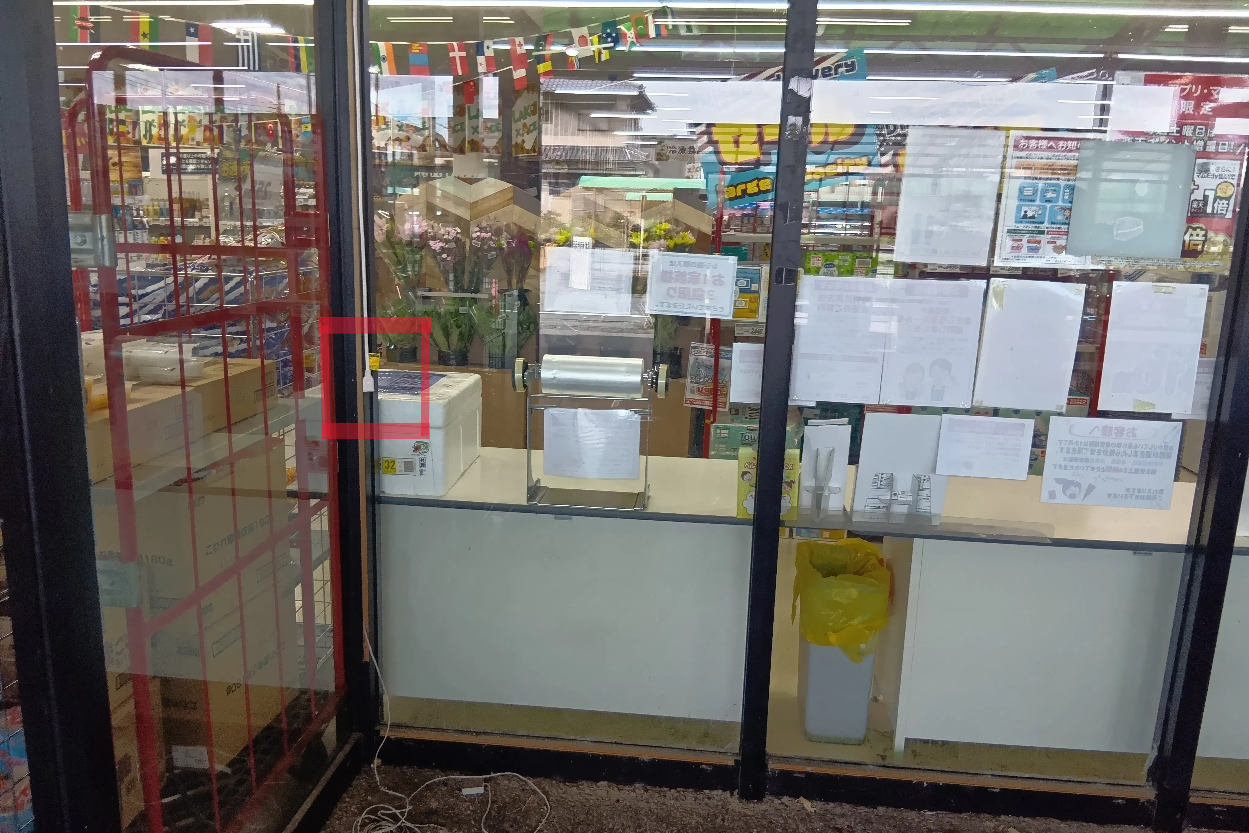 【ラコアンドエース伊豆長岡店】出口横軒下 販促プロモーションや物販に最適なスーパー屋外催事イベントスペース