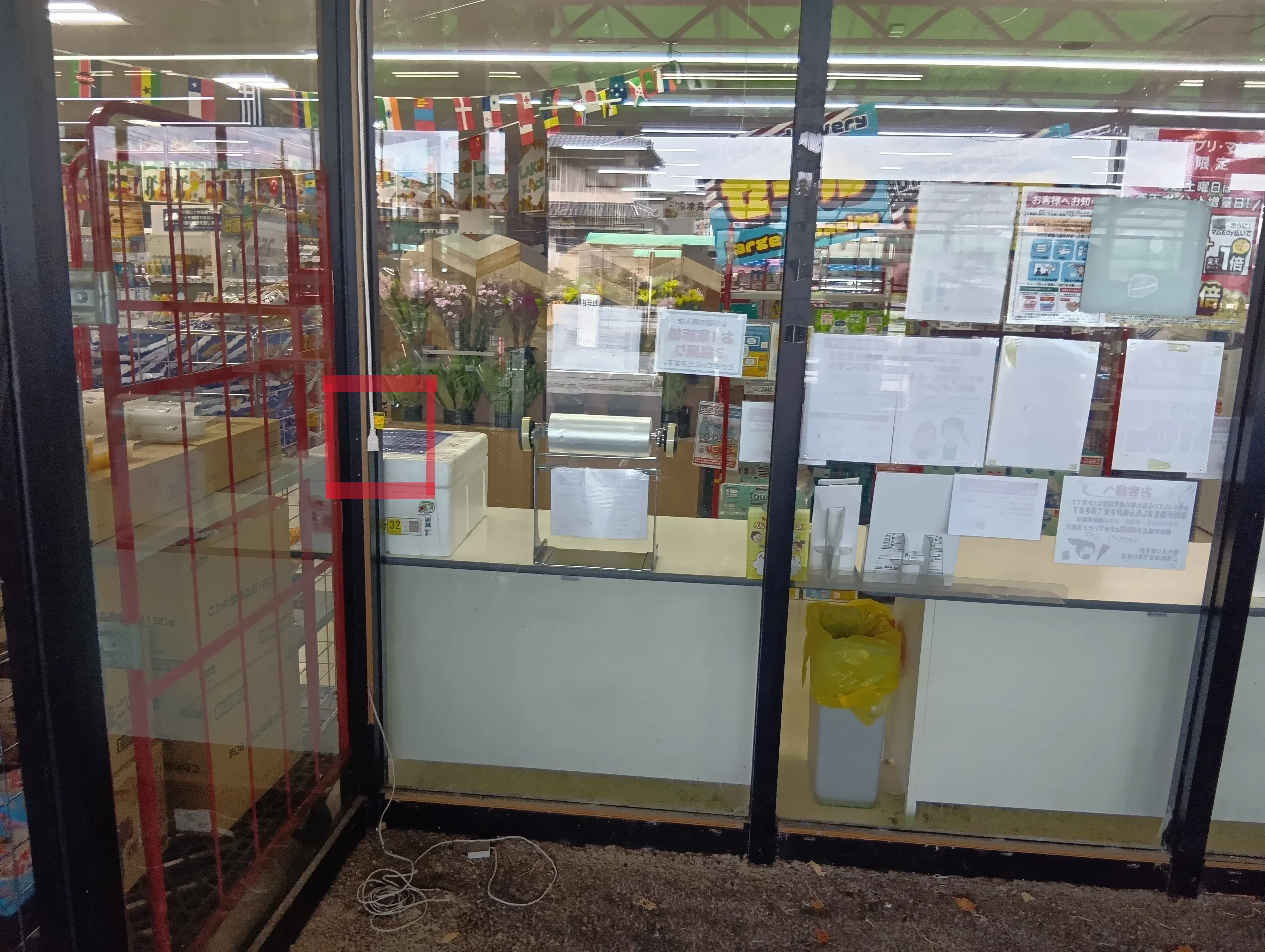 【ラコアンドエース伊豆長岡店】出口横軒下 販促プロモーションや物販に最適なスーパー屋外催事イベントスペース