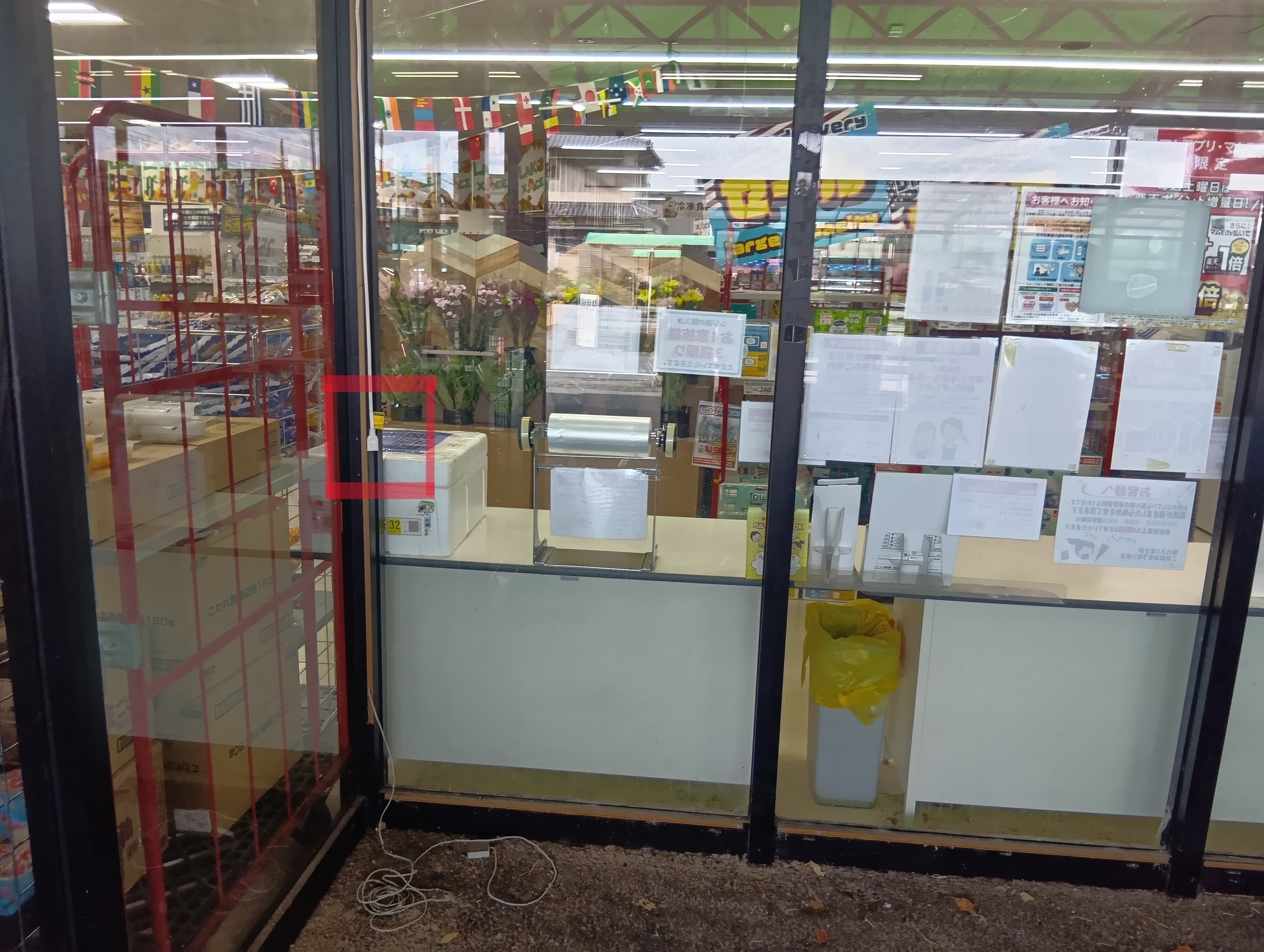 【ラコアンドエース伊豆長岡店】出口横軒下 販促プロモーションや物販に最適なスーパー屋外催事イベントスペース