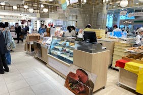 【北千住マルイ】2階 カレンダリウムF11【食物販・物産展】店内入って正面、什器完備の好立地スペース