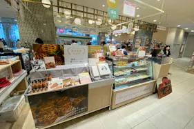 【北千住マルイ】2階 カレンダリウムF11【食物販・物産展】店内入って正面、什器完備の好立地スペース