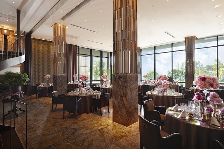 レイクサイドテラス 大理石調のシックなバンケット。最大70名様。