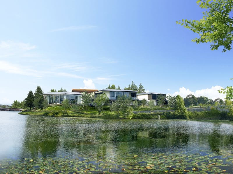 外観写真。あやめ池の畔に佇む絶景のロケーション。