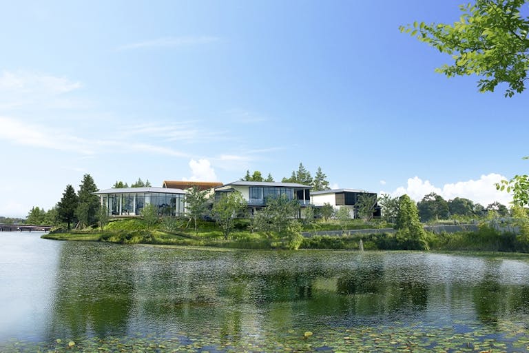 外観写真。あやめ池の畔に佇む絶景のロケーション。