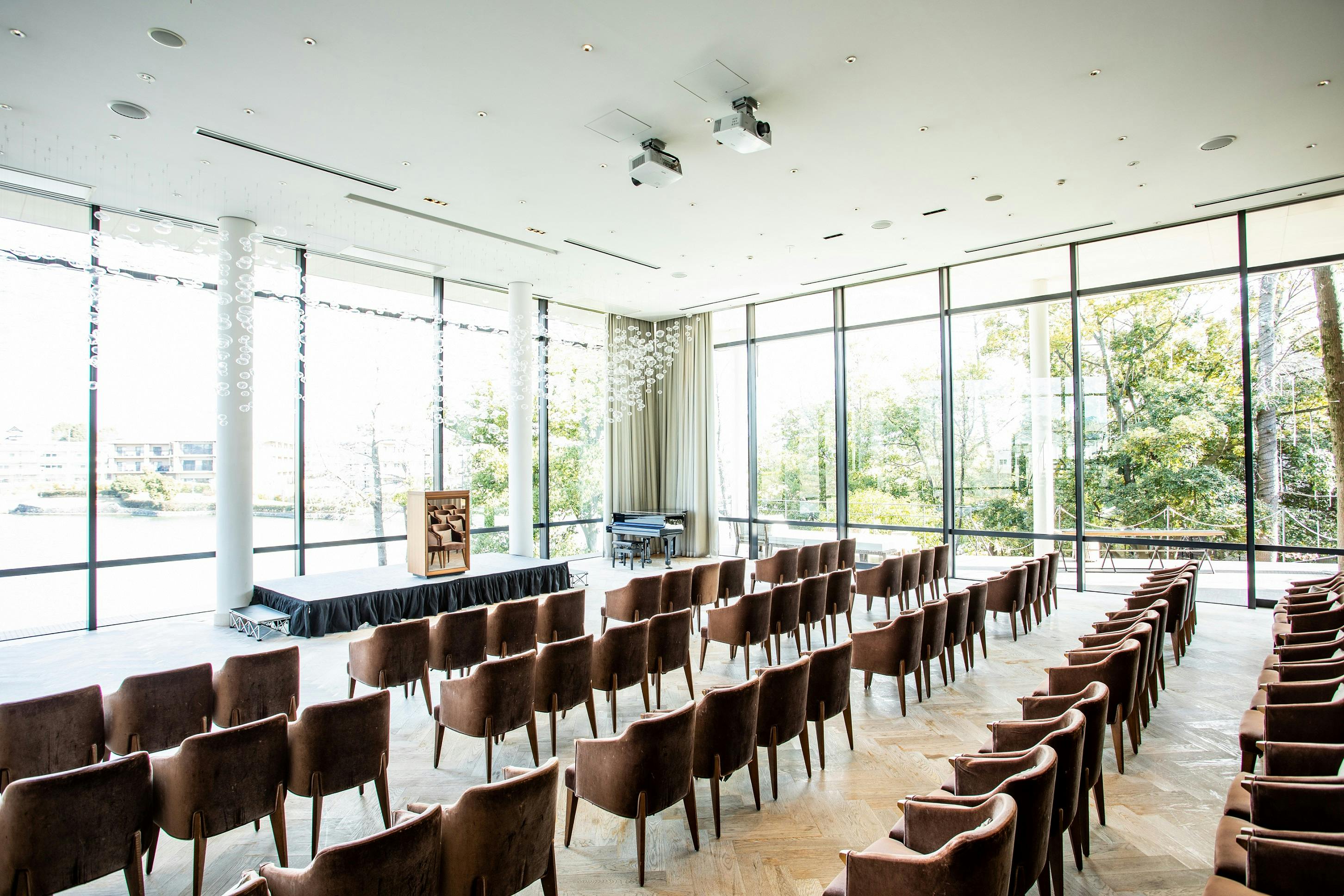 フォレストサイドテラス(シアターレイアウト)最大150名様。キックオフや講演会など様々な催しに。