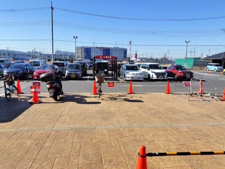 【生鮮市場TOP柏の葉】プロモーションに利用可能な1階屋外入口付近駐車場脇スペース(屋根なし)