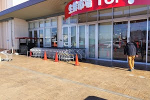 【生鮮市場TOP柏の葉】プロモーションに利用可能な1階屋外入口付近駐車場脇スペース(屋根なし)