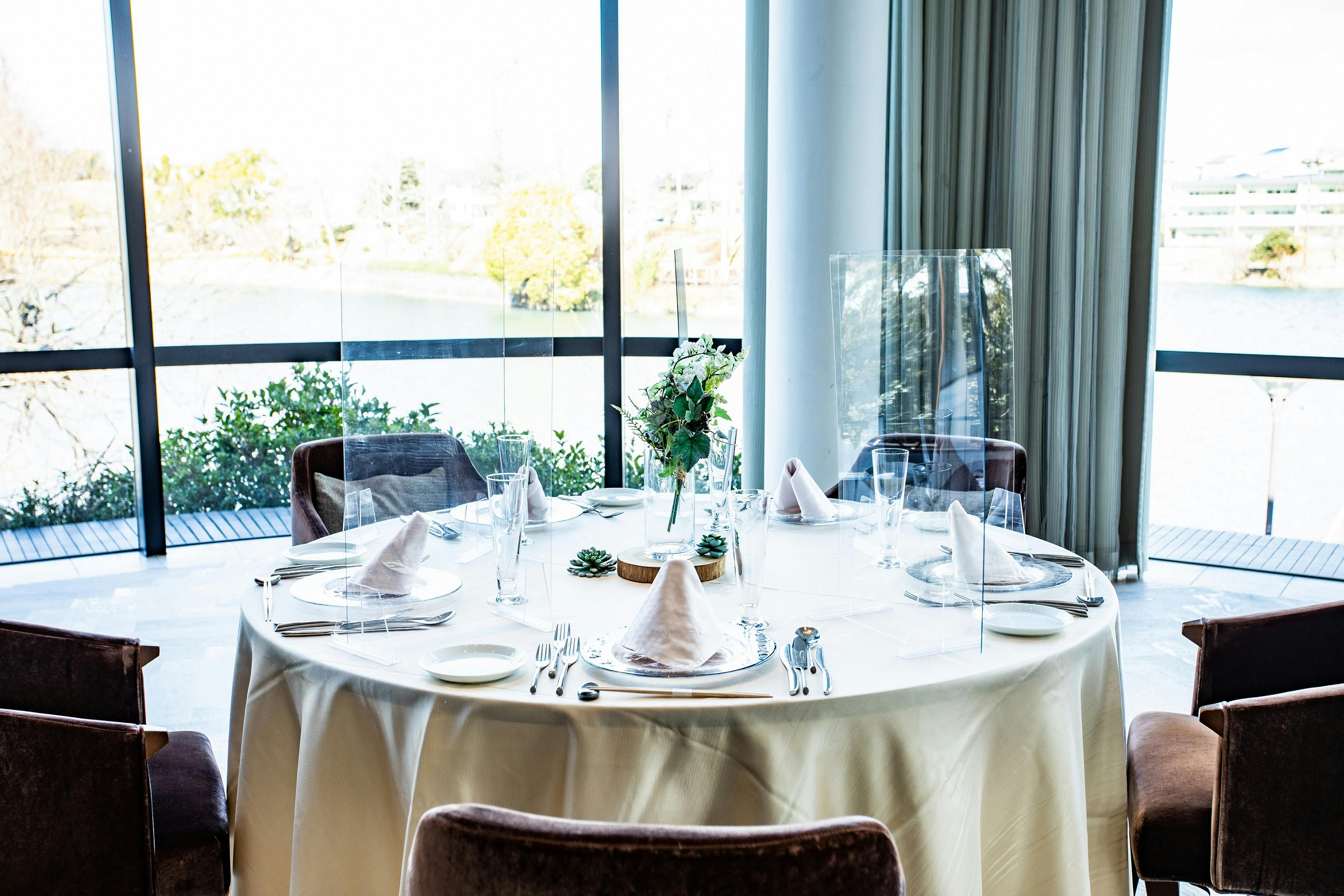 ※席間に新型コロナウィルス感染予防アクリルボード