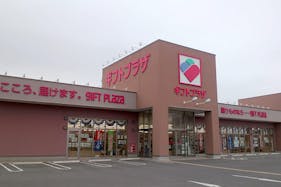 【ギフトプラザ石巻店】物販ポップアップストアやキッチンカー、出張販売、プロモーションイベントに適したギフトショップ併設駐車場内のイベントスペースB