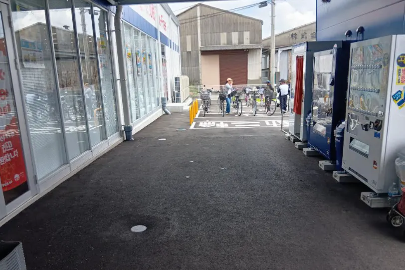 【スーパーセンタートライアル八代古閑浜店】店舗正面 ポーチ内(軒下)