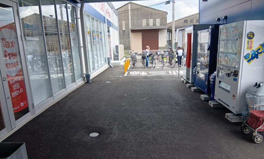 【スーパーセンタートライアル八代古閑浜店】店舗正面 ポーチ内（軒下）
