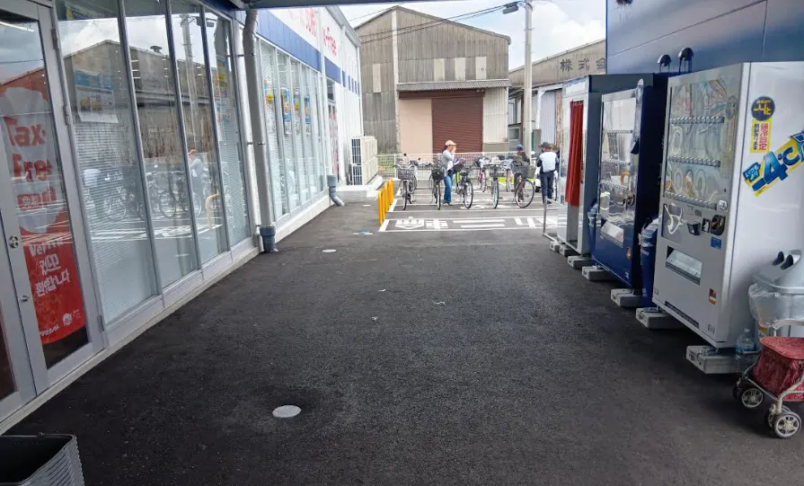 【スーパーセンタートライアル八代古閑浜店】店舗正面 ポーチ内(軒下)