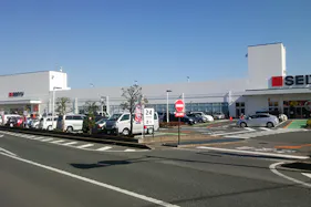 【西友 浜松有玉南店】店頭入口前 (駐車場・駐輪場) キッチンカー・コーヒーテイクアウトや、クレープ・たいやき・焼きそば・お好み焼き など販売におすすめな屋外催事イベントスペース