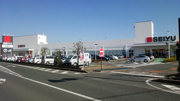 【西友 浜松有玉南店】店頭入口前 (駐車場・駐輪場) キッチンカー・コーヒーテイクアウトや、クレープ・たいやき・焼きそば・お好み焼き など販売におすすめな屋外催事イベントスペース