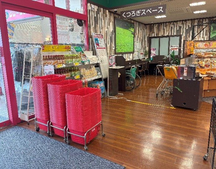 【マックスバリュ琴丘店】店舗入口脇（中） 販促プロモーションや物販に最適なスーパー店内催事イベントスペース