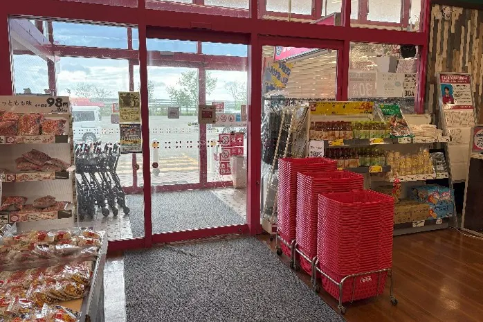 【マックスバリュ琴丘店】店舗入口脇(中) 販促プロモーションや物販に最適なスーパー店内催事イベントスペース
