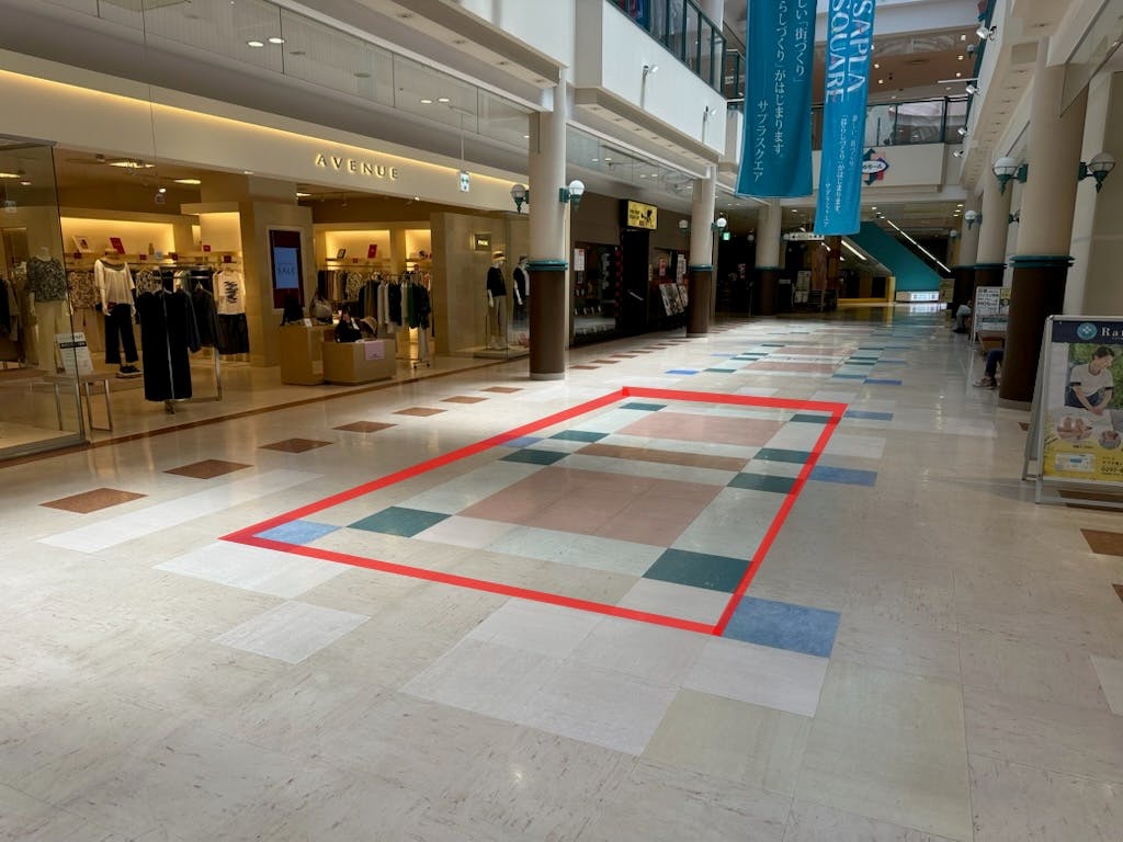 【サプラスクエア サプラ】食物販や販促プロモーションに最適な人通りが多い通路沿いに位置する催事スペースの画像