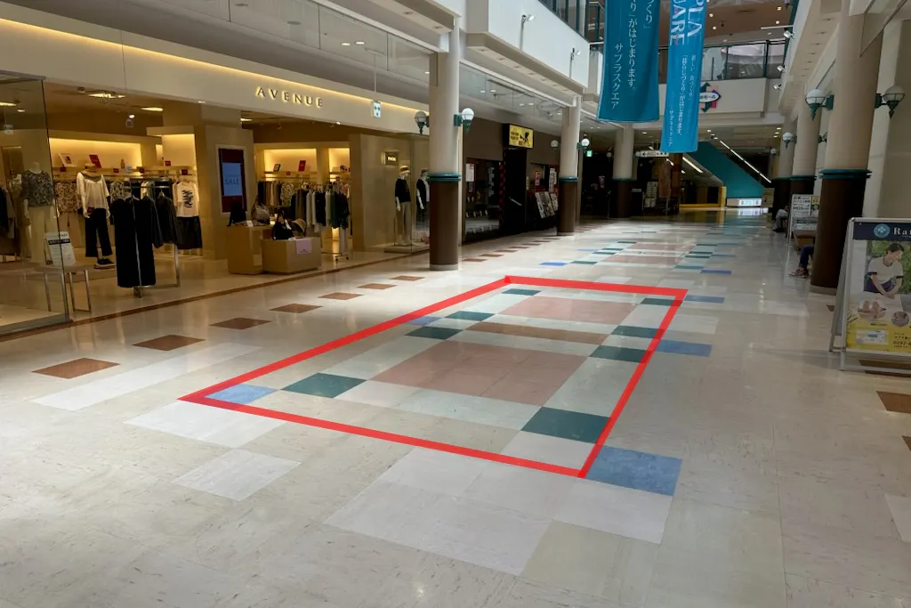 【サプラスクエア サプラ】食物販や販促プロモーションに最適な人通りが多い通路沿いに位置する催事スペース