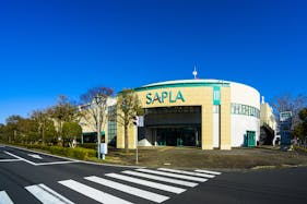 【サプラスクエア サプラ】食物販や販促プロモーションに最適な人通りが多い通路沿いに位置する催事スペース