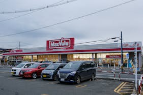 【マックスバリュ三沢大町店】各種プロモーションイベントに最適な店舗内イートインスペース横のイベントスペース