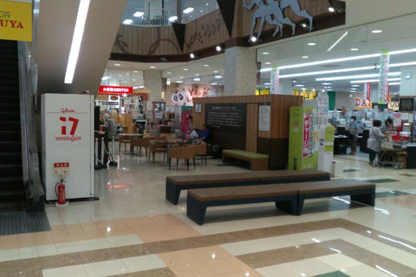 【ヨシヅヤ新稲沢店】プロモーションやポップアップストアに適した地域密着型商業施設の1階食品レジ前の休憩スペース