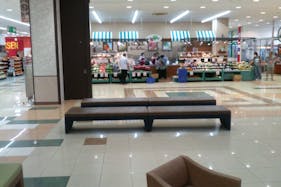 【ヨシヅヤ新稲沢店】プロモーションやポップアップストアに適した地域密着型商業施設の1階食品レジ前の休憩スペース