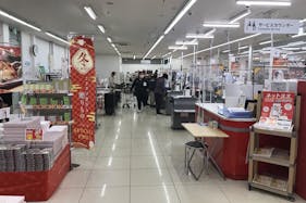 【西友 戸倉店】レジ付近 プロモーション用途や物販、食物販のポップアップストアに最適なスーパー店内催事イベントスペース