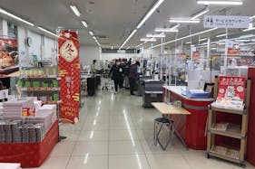 【西友 戸倉店】レジ付近 プロモーション用途や物販、食物販のポップアップストアに最適なスーパー店内催事イベントスペース