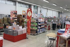 【西友 戸倉店】レジ付近 プロモーション用途や物販、食物販のポップアップストアに最適なスーパー店内催事イベントスペース