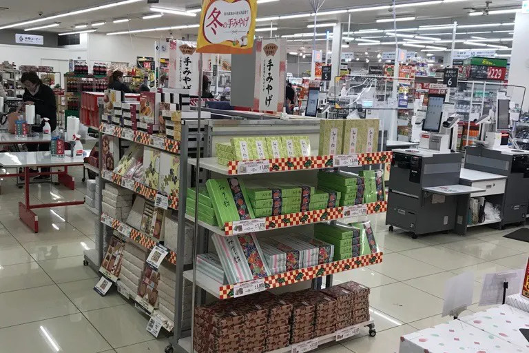 【西友 戸倉店】レジ付近 プロモーション用途や物販、食物販のポップアップストアに最適なスーパー店内催事イベントスペース