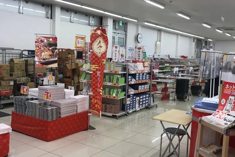 【西友 戸倉店】レジ付近 プロモーション用途や物販、食物販のポップアップストアに最適なスーパー店内催事イベントスペース