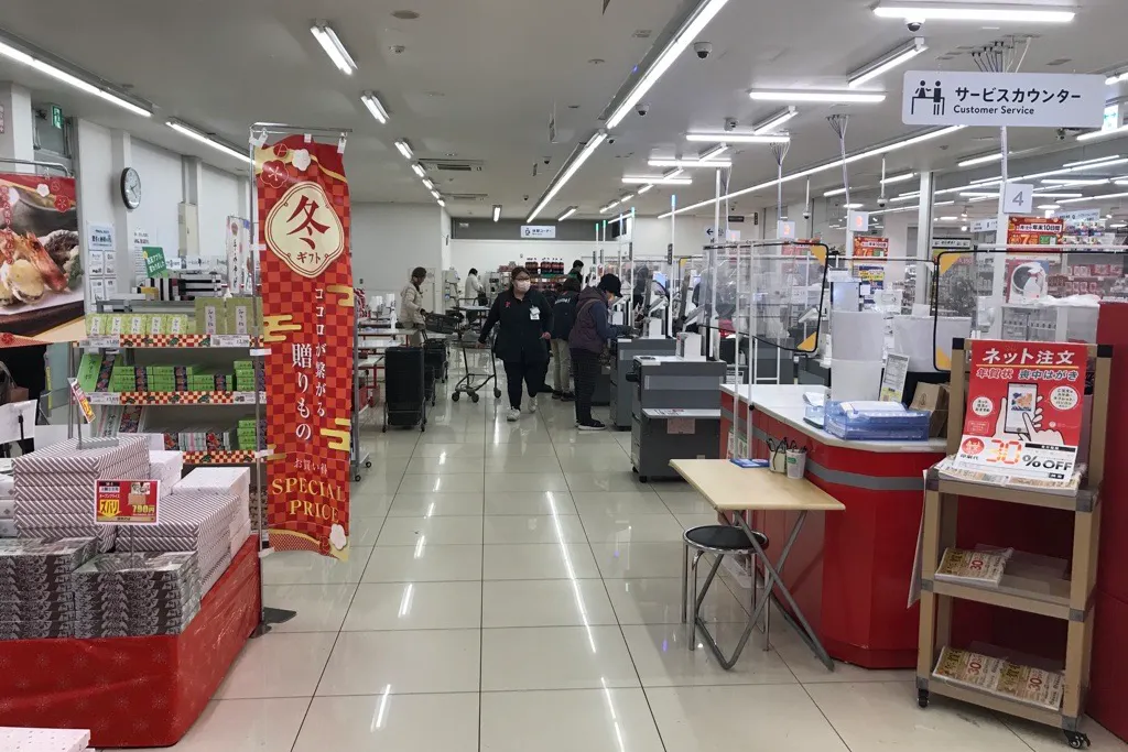 【西友 戸倉店】レジ付近 プロモーション用途や物販、食物販のポップアップストアに最適なスーパー店内催事イベントスペース