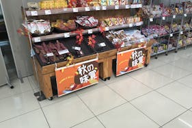 【西友 江南店】1F店内 食物販スペース(青果側壁面) ポップアップストア(食物販)に最適なスーパー店内催事イベントスペース
