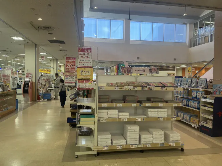 【オークワ湯浅】プロモーションに最適な1階エスカレーター横催事場