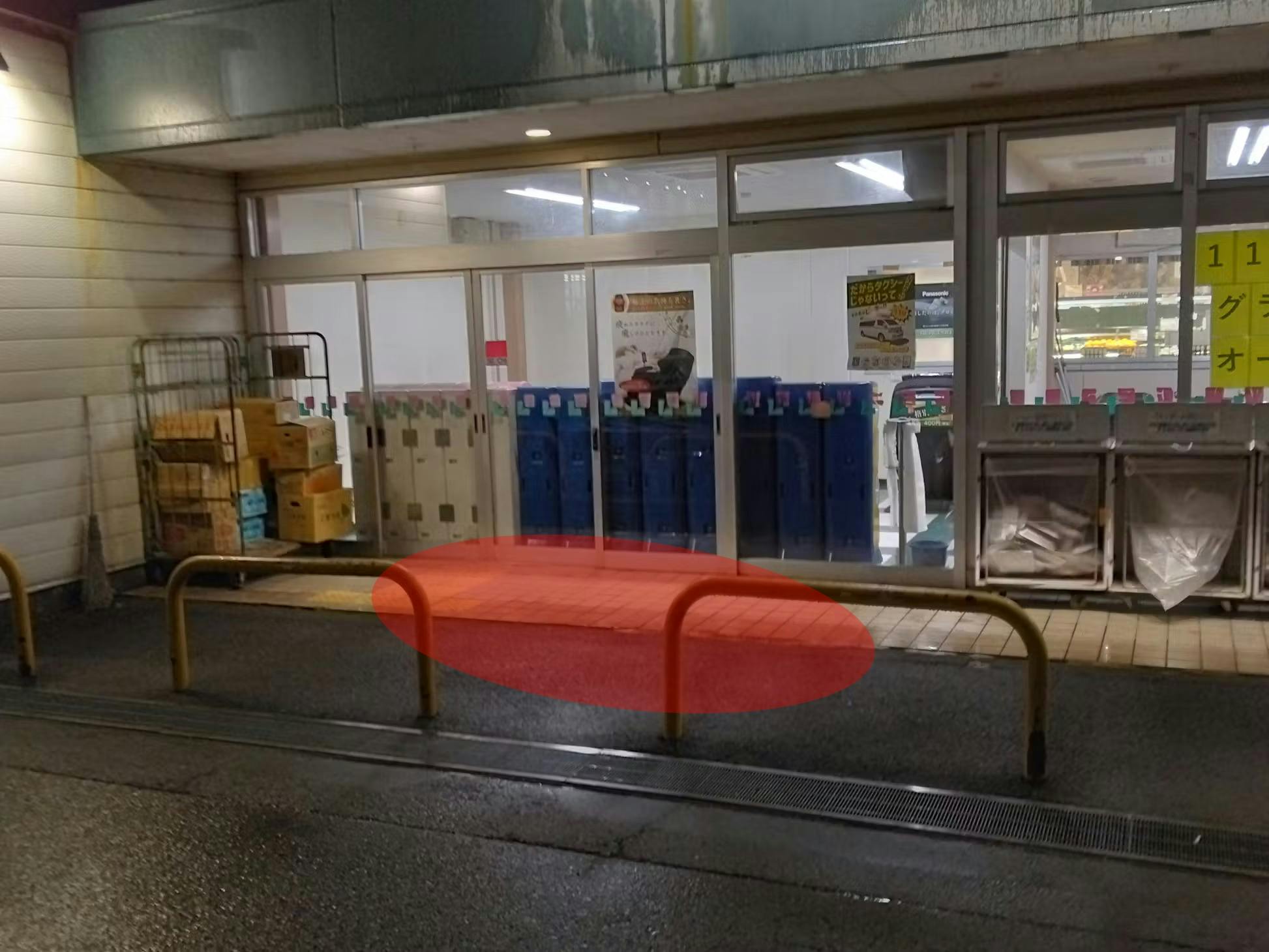 【サンフレッシュ宇治田原店】キッチンカー出店や企業プロモーションイベントに最適な地域密着型スーパー入口付近の店頭催事スペース