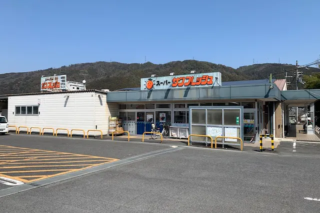 【サンフレッシュ宇治田原店】キッチンカー出店や企業プロモーションイベントに最適な地域密着型スーパー入口付近の店頭催事スペース
