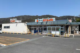 【サンフレッシュ宇治田原店】キッチンカー出店や企業プロモーションイベントに最適な地域密着型スーパー入口付近の店頭催事スペース