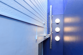 【祐天寺駅7分】展示会場やワークショップに最適な黒が基調のシックな防音室かつ充実の音響設備のあるイベントスペース