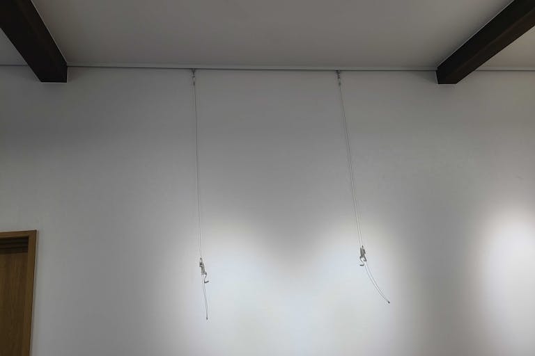 壁際にはピクチャーレールを完備しております。