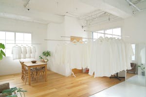 【神泉駅5分】展示会・ポップアップに!土日祝最安・渋谷駅まで徒歩圏・1フロア独占70㎡/三面採光と白い内装が明るい空間を演出するスタジオスペース