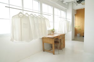 【神泉駅5分】展示会・ポップアップに!土日祝最安・渋谷駅まで徒歩圏・1フロア独占70㎡/三面採光と白い内装が明るい空間を演出するスタジオスペース